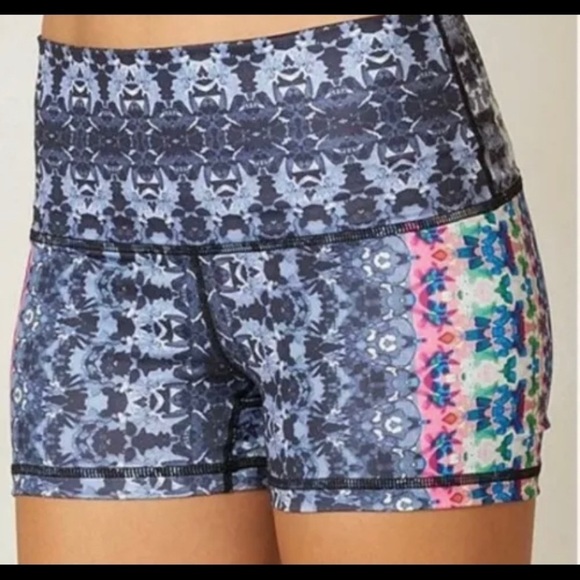 PrAna Luminate Performance Shorts Women’s Size Small Black Psychedelic Print - Picture 1 of 5